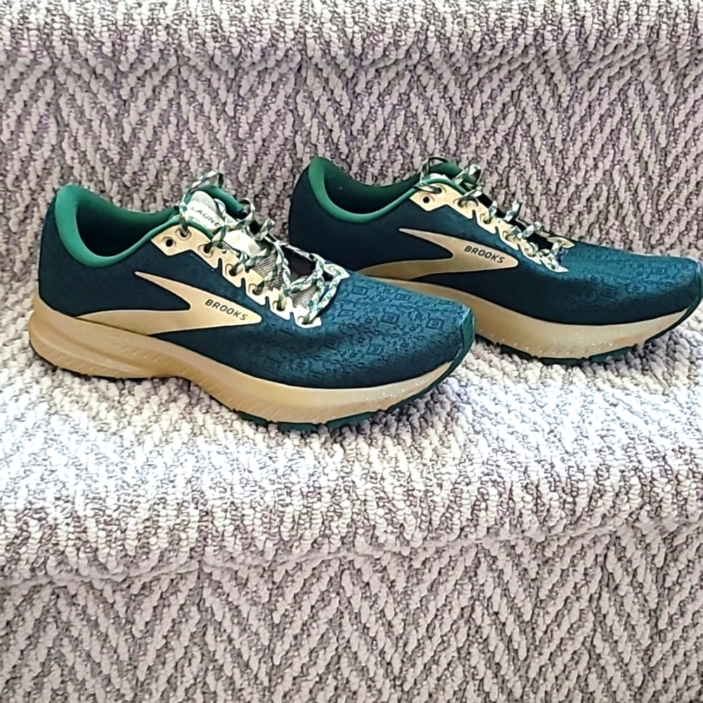 Brand new Womens Brooks Run Lucky Launch 7 green and gold Size 7.5